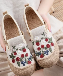 TC Cactus Rose | Berry Daisy Embroidered Linen Round Toe Espadrilles Loafers - Beige