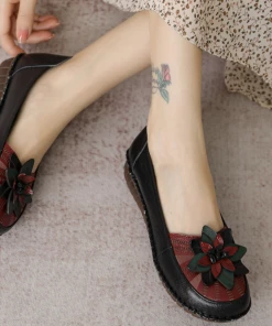 XR New In Shoes Rumour Has It | Applique Flower Head-Accent Loafers - Black