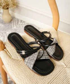 HT NEW ARRIVALS En Bloom | BLACK CAESAREA SANDAL