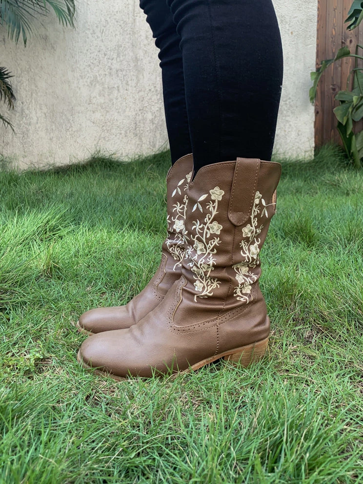 YL New In Shoes En Bloom | Brown Lipper Floral Embroidered Cowboy Knee Boots 3 YL New In Shoes En Bloom | Brown Lipper Floral Embroidered Cowboy Knee Boots