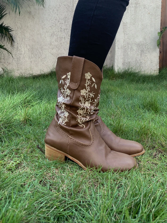 YL New In Shoes En Bloom | Brown Lipper Floral Embroidered Cowboy Knee Boots 4 YL New In Shoes En Bloom | Brown Lipper Floral Embroidered Cowboy Knee Boots