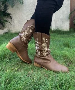 YL New In Shoes En Bloom | Brown Lipper Floral Embroidered Cowboy Knee Boots 12 YL New In Shoes En Bloom | Brown Lipper Floral Embroidered Cowboy Knee Boots