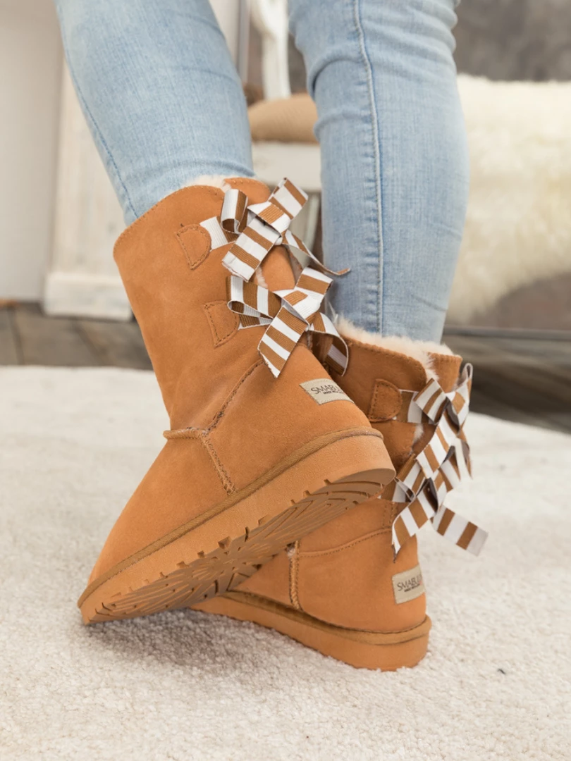 XH New In Shoes SMAIBULUN UGG™ | Double Stripe-Bow Chestnut Suede Boots 1 XH New In Shoes SMAIBULUN UGG™ | Double Stripe-Bow Chestnut Suede Boots