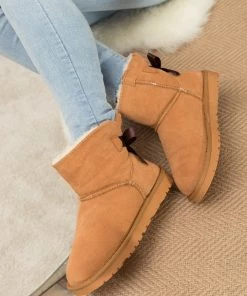 XH New In Shoes SMAIBULUN UGG™ | Classic Ribbon Bow-Back Faux Fur-Lined Suede Boots 24 XH New In Shoes SMAIBULUN UGG™ | Classic Ribbon Bow-Back Faux Fur-Lined Suede Boots