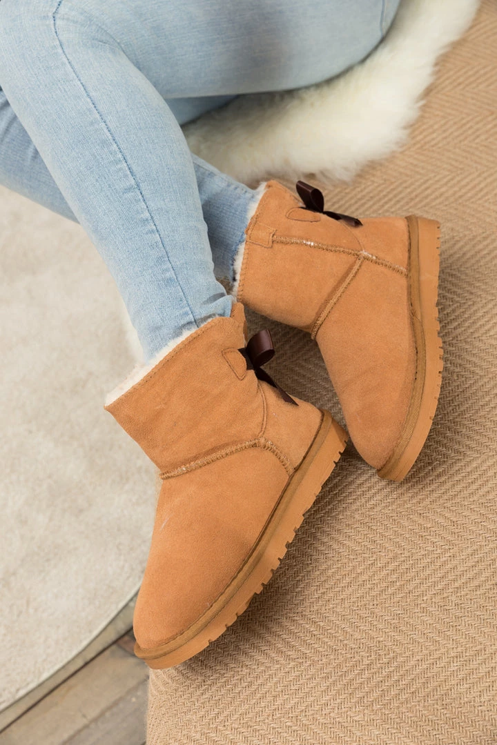 XH New In Shoes SMAIBULUN UGG™ | Classic Ribbon Bow-Back Faux Fur-Lined Suede Boots 8 XH New In Shoes SMAIBULUN UGG™ | Classic Ribbon Bow-Back Faux Fur-Lined Suede Boots