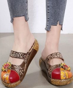JF SOFFIA | FLORAL-APPLIQUE LEATHER PLATFORM SANDAL BROWN