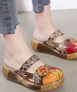 JF SOFFIA | FLORAL-APPLIQUE LEATHER PLATFORM SANDAL BROWN