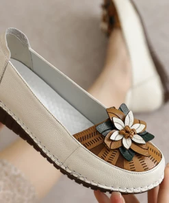 XR Rumour Has It | Applique Flower Head-Accent Loafers - Cream
