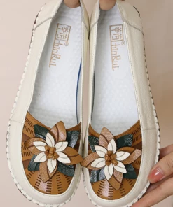 XR Rumour Has It | Applique Flower Head-Accent Loafers - Cream