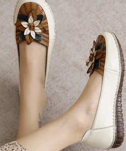 XR Rumour Has It | Applique Flower Head-Accent Loafers - Cream