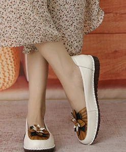 XR Rumour Has It | Applique Flower Head-Accent Loafers - Cream