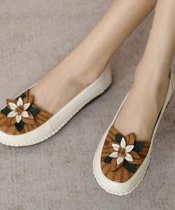 XR Rumour Has It | Applique Flower Head-Accent Loafers - Cream