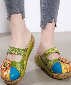 JF SOFFIA | FLORAL-APPLIQUE LEATHER PLATFORM SANDAL GREEN S/S 2022