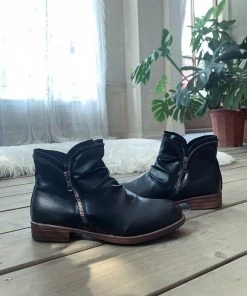 YL New In Shoes En Bloom | Black Side Zip Ruched Ankle Boot