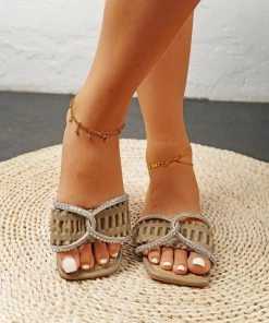 HT NEW ARRIVALS EN BLOOM | TWISTED RHINESTONES SLIDE KHAKI