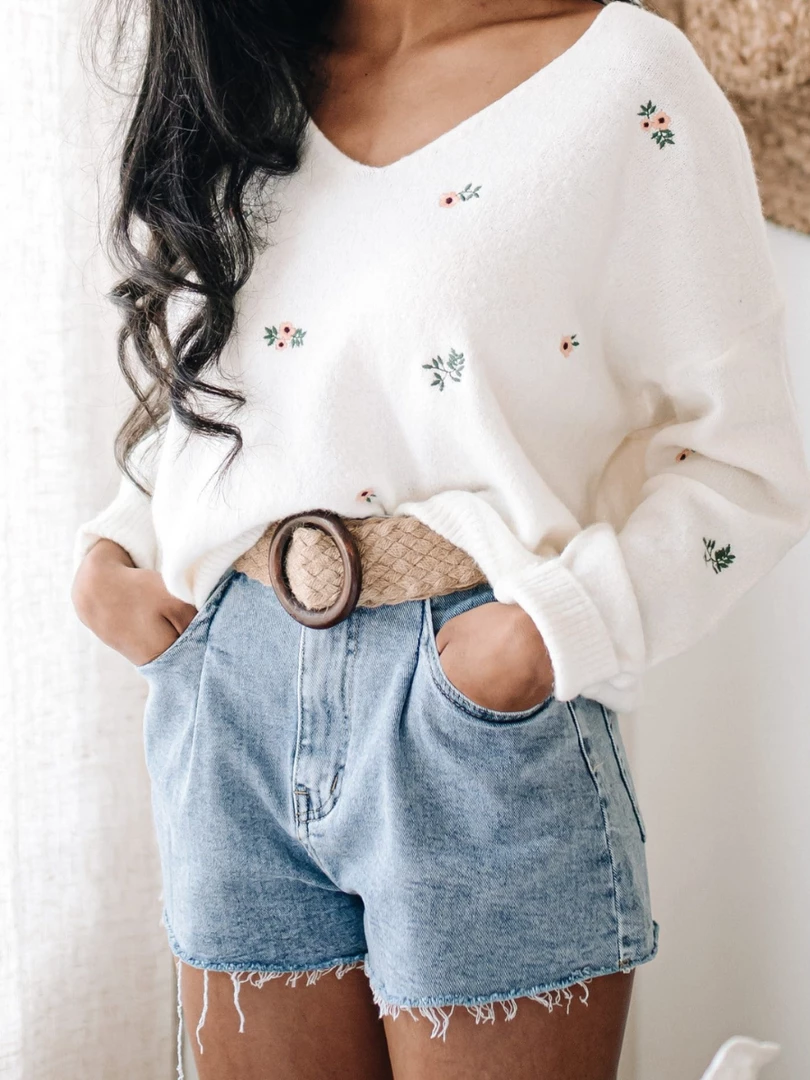 MY New In Clothing Smaibulun | White Low V-neck Daisy Embroidered Knit Sweater 2 MY New In Clothing Smaibulun | White Low V-neck Daisy Embroidered Knit Sweater